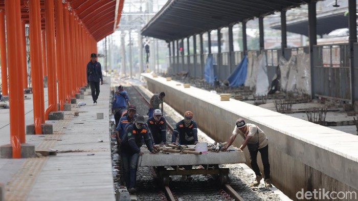 Progres revitalisasi Stasiun Bekasi ditargetkan selesai akhir tahun 2021. Proses pekerjaan pun terus dikebut. Begini foto-foto terkininya!