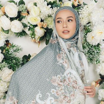 Rekomendasi hijab monogram dari Radwah.