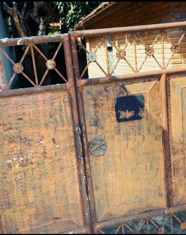 Setelah dari depan, pria kelahiran Manado, 20 Juli 1975, ini menuju bagian belakang rumah. Pagar bagian belakang rumah lebih tertutup dengan kondisi cat yang sudah memudar. (Foto: Instagram/@junarorimpandeyofficial)