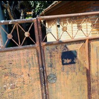 Setelah dari depan, pria kelahiran Manado, 20 Juli 1975, ini menuju bagian belakang rumah. Pagar bagian belakang rumah lebih tertutup dengan kondisi cat yang sudah memudar. (Foto: Instagram/@junarorimpandeyofficial)