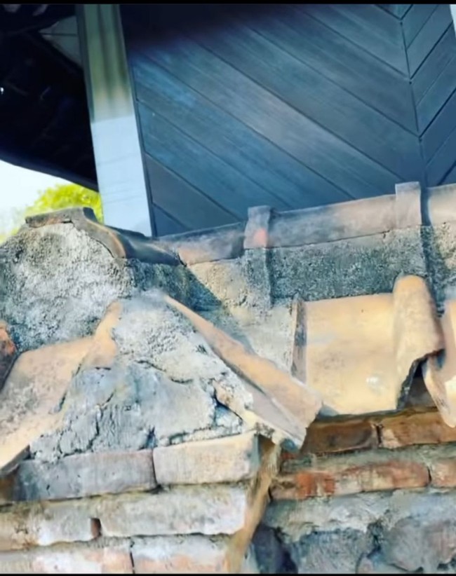 Sebagian orang mungkin terkejut melihat rumah masa kecil juri Masterchef Indonesia ini mengingat status chef terkenal yang disandangnya. (Foto: Instagram/@junarorimpandeyofficial)