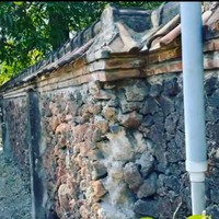 Rumah tersebut juga memiliki pagar yang terbuat dari batu alam. (Foto: Instagram/@junarorimpandeyofficial)