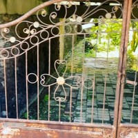 Inilah penampakan rumah masa kecil Chef Juna di Bali. Belum lama ini, ia mengunjungi kembali rumah tersebut untuk bernostalgia dan mengabadikannya di Instagram. Dari depan, rumahnya dulu tampak sederhana. (Foto: Instagram/@junarorimpandeyofficial)