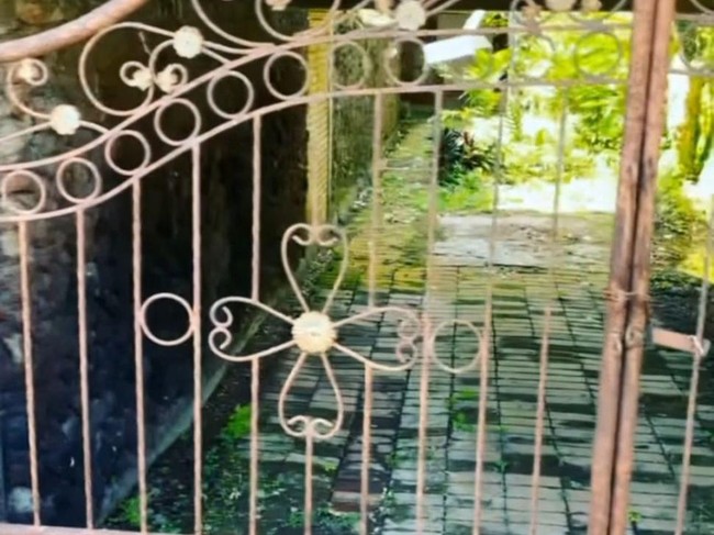 Inilah penampakan rumah masa kecil Chef Juna di Bali. Belum lama ini, ia mengunjungi kembali rumah tersebut untuk bernostalgia dan mengabadikannya di Instagram. Dari depan, rumahnya dulu tampak sederhana. (Foto: Instagram/@junarorimpandeyofficial)