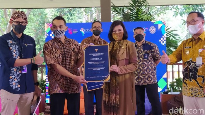 Sandiaga Serahkan Bantuan Insentif Pemerintah
