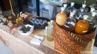 Jamu tradisional ini sangat autentik karena penjual jamu gendongan diboyong langsung ke Sofa Resto. Jamu gendongan ini hadir di setiap Rabu, Sabtu, dan Minggu. Foto: detikFood/Yenny Mustika Sari
