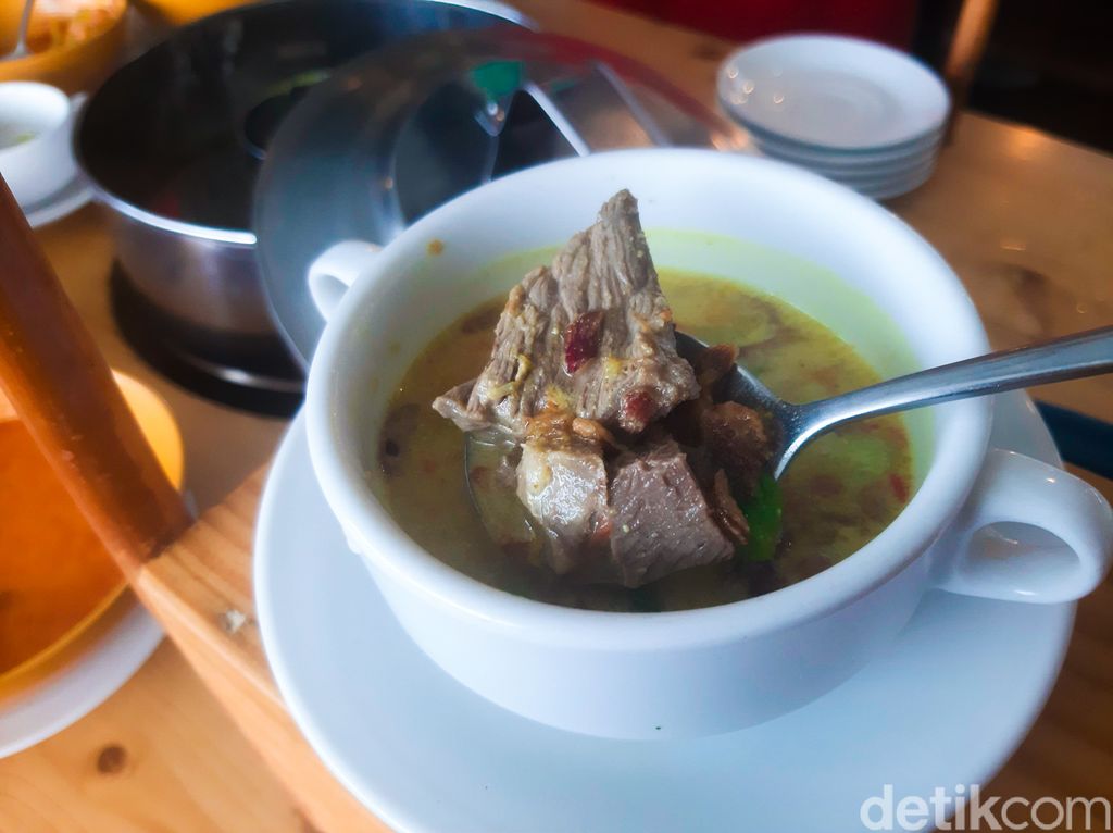 Sarapan di Sofa Resto BigLand Hotel Bogor. Ada sekitar 30 pilihan hidangan dengan konsep buffet. Terdiri dari 3 tipe menu, sarapan khas Indonesia, continental, dan American breakfast. Ada juga pondokan yang tematik mengangkat kuliner khas Bogor.