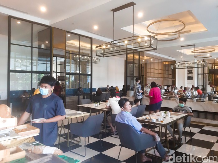 Sarapan di Sofa Resto BigLand Hotel Bogor Sarapan di Sofa Resto BigLand Hotel Bogor. Ada sekitar 30 pilihan hidangan dengan konsep buffet. Terdiri dari 3 tipe menu, sarapan khas Indonesia, continental, dan American breakfast. Ada juga pondokan yang tematik mengangkat kuliner khas Bogor.