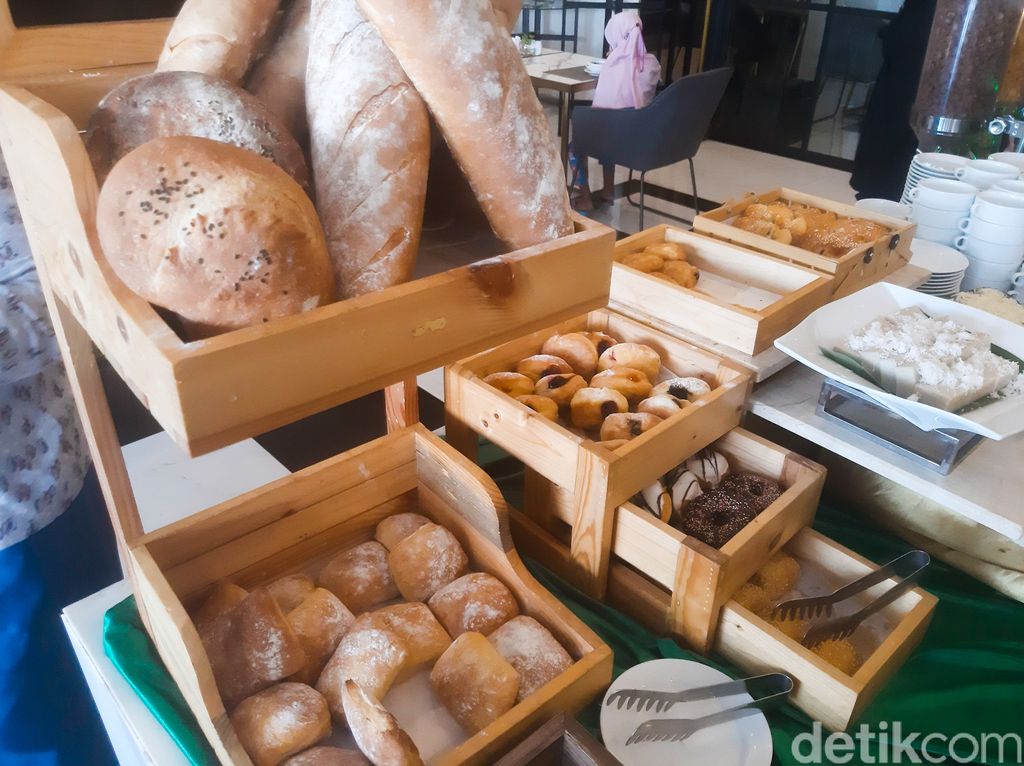 Sarapan di Sofa Resto BigLand Hotel Bogor. Ada sekitar 30 pilihan hidangan dengan konsep buffet. Terdiri dari 3 tipe menu, sarapan khas Indonesia, continental, dan American breakfast. Ada juga pondokan yang tematik mengangkat kuliner khas Bogor.