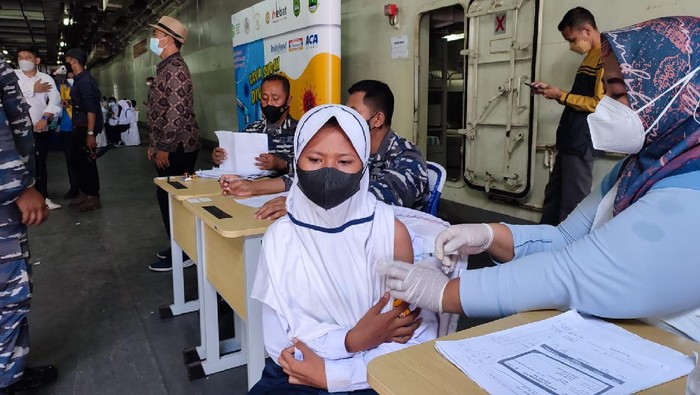 Serbuan Vaksinasi Maritim Sasar Para Pelajar di Subang