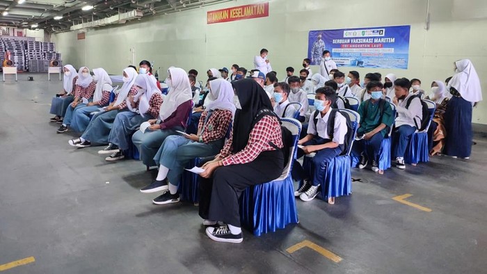 Serbuan Vaksinasi Maritim Sasar Para Pelajar di Subang Serbuan Vaksinasi Maritim Sasar Para Pelajar di Subang