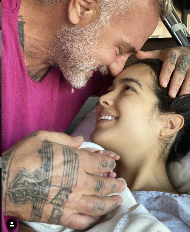 Gianluca Vacchi dikaruniai anak perempuan dari hubungannya dengan Sharon Fonseca pada Oktober 2020. Bayi perempuan itu dinamai Blu Jerusalema. Foto: Dok. Instagram @gianlucavacchi, @sharfonseca