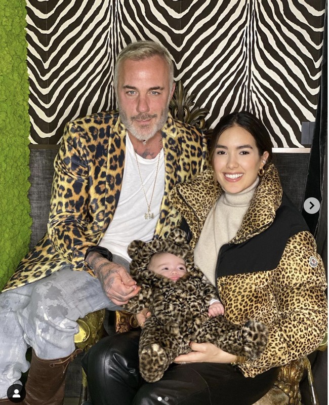 “Meskipun aku sudah merasa seperti menikah dengan Sharon, aku ingin anak perempuanku tumbuh di keluarga tradisional. Dan ya, aku ingin menikah. Suatu hari nanti aku akan muncul dengan cincin dan berkata, ‘Sharon maukah kau menikahiku.’ Tapi saat ini aku memilih menunggu sampai Blu lebih besar sehingga dia bisa hadir dan ingat pernikahan orangtuanya,” kata Gianluca Vacchi yang kini berusia 53 tahun itu. Foto: Dok. Instagram @gianlucavacchi, @sharfonseca