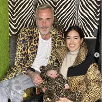 “Meskipun aku sudah merasa seperti menikah dengan Sharon, aku ingin anak perempuanku tumbuh di keluarga tradisional. Dan ya, aku ingin menikah. Suatu hari nanti aku akan muncul dengan cincin dan berkata, ‘Sharon maukah kau menikahiku.’ Tapi saat ini aku memilih menunggu sampai Blu lebih besar sehingga dia bisa hadir dan ingat pernikahan orangtuanya,” kata Gianluca Vacchi yang kini berusia 53 tahun itu. Foto: Dok. Instagram @gianlucavacchi, @sharfonseca