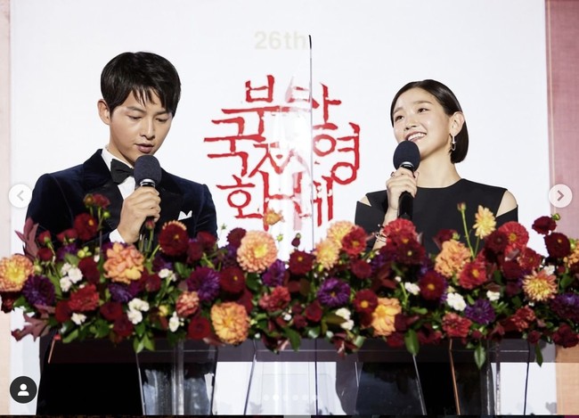 Inilah momen Song Joong Ki dan Park So Dam saat menjadi host Busan International Film Festival 2021 yang berlangsung di Busan Cinema Center, Korea Selatan, 6 Oktober 2021. Foto: Instgaram @ busanfilmfest