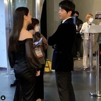 Dalam sebuah video viral terlihat juga momen Song Joong Ki dan Jeon Yeo Bin berinteraksi di Busan International Film Festival 2021. Mereka saling menepuk lengan dan berbincang sesaat, sebelum akhirnya diminta masuk ke dalam area perhelatan festival film tersebut. Foto: Instgaram