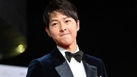 Sementara itu Song Joong Ki tamipl necis dengan tuksedo. (Foto: AFP/JUNG YEON-JE)  