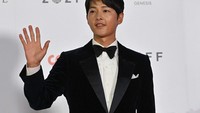 Gaya Song Joong Ki di BIFF 2021 tak terlihat berbeda dengan penampilannya sebagai Vincenzo. (Foto: AFP/JUNG YEON-JE) 