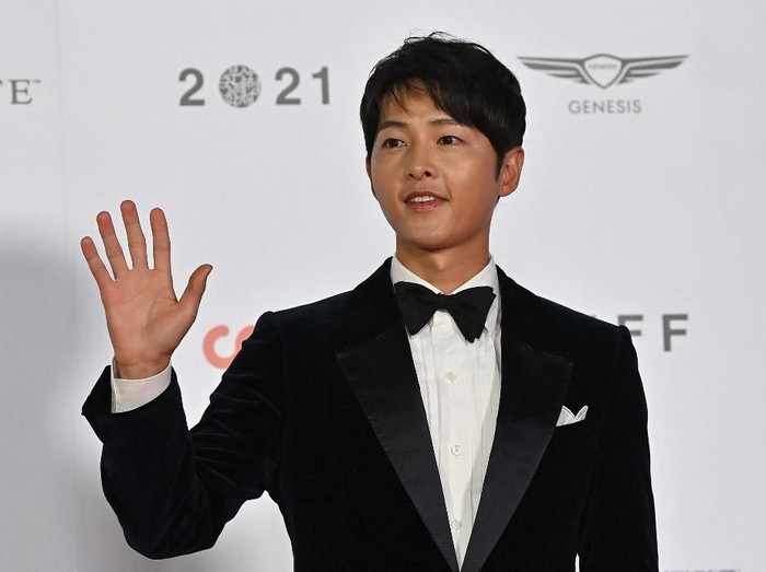 Song Joong Ki di karpet merah pembukaan 26th Busan International Film Festival di Busan Cinema Center, Busan, Korea Selatan, 6 Oktober 2021.