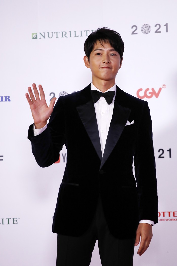 Song Joong Ki di karpet merah pembukaan 26th Busan International Film Festival di Busan Cinema Center, Busan, Korea Selatan, 6 Oktober 2021.