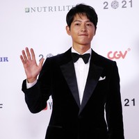 Namun yang menarik atensi netizen bukanlah momen Song Joong Ki sebagai host Busan International Film Festival 2021. Justru kebersamaannya dengan lawan mainnya dalam drama Korea Vincenzo, Jeon Yeo Bin yang jadi buah bibir. Foto: Getty Images/Woohae Cho