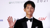 Penampilan Song Joong Ki di karpet merah BIFF 2021. (Foto: Getty Images/Woohae Cho)