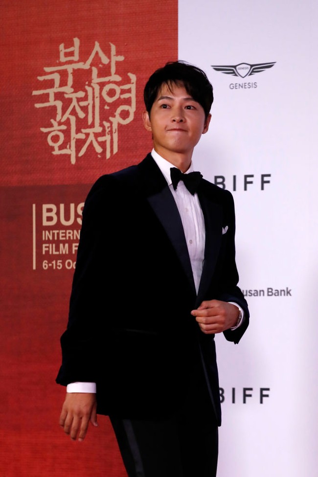 Datang nyaris bersamaan dengan Jeon Yeo Bin di karpet merah Busan International Film Festival 2021, Song Joong Ki yang tiba lebih dulu dan berpose sendirian di depan para juru foto. Foto: Getty Images/Woohae Cho