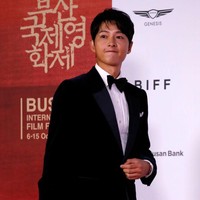 Datang nyaris bersamaan dengan Jeon Yeo Bin di karpet merah Busan International Film Festival 2021, Song Joong Ki yang tiba lebih dulu dan berpose sendirian di depan para juru foto. Foto: Getty Images/Woohae Cho