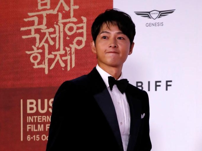 Song Joong Ki BUSAN, SOUTH KOREA - OCTOBER 06: Song Joong-ki arrives at the opening ceremony of the 26th Busan International Film Festival at the Busan Cinema Center on October 06, 2021 in Busan, South Korea. (Photo by Woohae Cho/Getty Images)