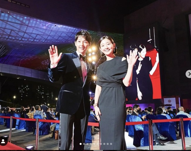 Song Joong Ki terpilih sebagai host Busan International Film Festival 2021. Dia menjalani tugas tersebut bersama aktris Park So Dam. Foto: Instgaram @ busanfilmfest