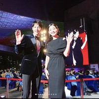 Song Joong Ki terpilih sebagai host Busan International Film Festival 2021. Dia menjalani tugas tersebut bersama aktris Park So Dam. Foto: Instgaram @ busanfilmfest
