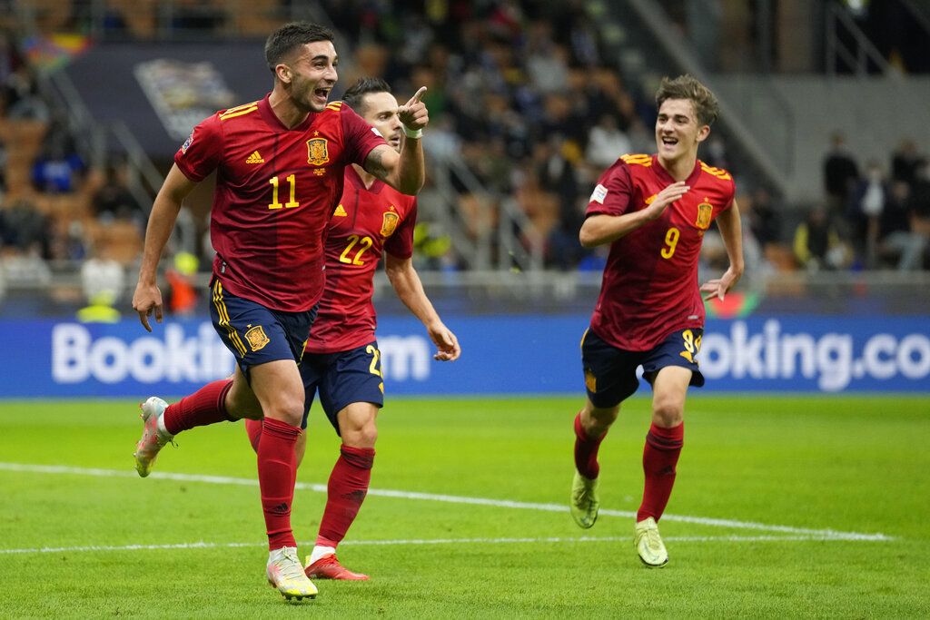 Spanyol berhasil menumbangkan Italia di semifinal UEFA Nations League. La Furia Roja menang 2-1 lewat brace Ferran Torres.