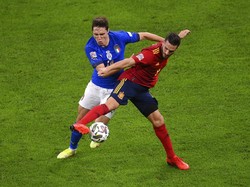 Meski tertinggal dua gol di babak pertama, Italia sebetulnya tak putus asa di babak kedua. Dalam situasi 10 lawan 11, Gli Azzurri tetap berusaha mengimbangi permainan Spanyol. Marco Bertorello/Pool via AP.