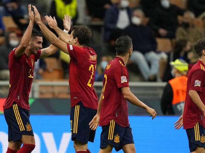Spanyol berhasil menumbangkan Italia di semifinal UEFA Nations League. La Furia Roja menang 2-1 lewat brace Ferran Torres.