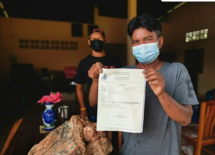 Tajir Mendadak! Nelayan Ini Temukan Muntahan Paus Senilai Rp 17,7 M Tajir Mendadak! Nelayan Ini Temukan Muntahan Paus Senilai Rp 17,7 M