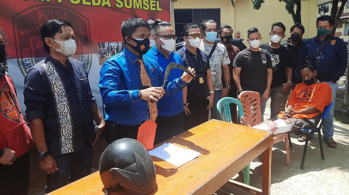 Pria berhelm hitam pembacok warga di Palembang, Sumatera Selatan (Sumsel), Rudi Harto, ditangkap polisi. Pembacokan diduga terjadi karena Rudi kesal istrinya dibawa lari anak korban.