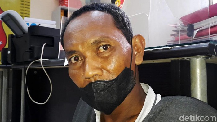 Tampang Pria Berhelm Pembacok Warga Gegara Istri Dibawa Lari Pria berhelm hitam pembacok warga di Palembang, Sumatera Selatan (Sumsel), Rudi Harto, ditangkap polisi. Pembacokan diduga terjadi karena Rudi kesal istrinya dibawa lari anak korban.