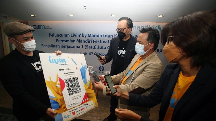 Transformasi Menuju Bank Digital Modern Regional CEO Bank Mandiri Jakarta 1 Teuku Ali Usman berbincang dengan Vice President Yayasan Aksi Cepat Tanggap (ACT) Aulia Ikhsan seusai penandatanganan penyediaan 1 juta QRIS (Quick Response Indonesian Standar) untuk berdonasi melalui ACT sebagai bagian dari peringatan HUT Bank Mandiri ke-23, di Tangerang Selatan, Banten, Kamis (7/10/2021).
Sebagai wujud transformasi menjadi modern digital bank, Bank Mandiri meluncurkan super app: Livin' by mandiri yang dapat digunakan untuk transaksi digital pada Mandiri Festival Belanja, yang diikuti 1000 merchant lebih di Banten, dan menghadirkan super app: Kopra by mandiri untuk mendukung pengelolaan keuangan pelaku usaha, serta bermitra dengan 1.053 agen Mandiri di kawasan Banten, agar masyarakat dapat membuka rekening ataupun transaksi finansial tanpa perlu datang ke kantor cabang.