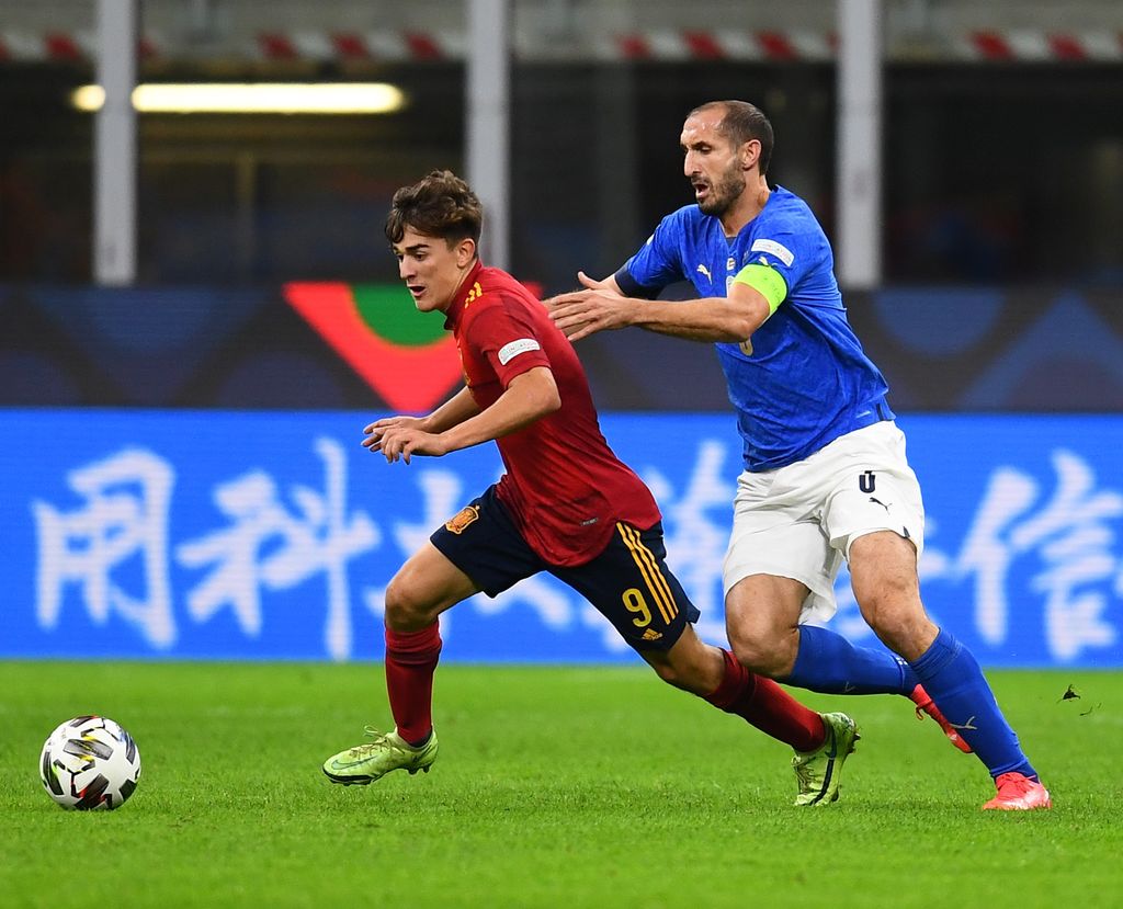 MILAN, ITALY - OCTOBER 06:  Giorgio Chiellini of Italy competes for the ball with Gavi of Spain during the UEFA Nations League 2021 Semi-final match between Italy and Spain at Giuseppe Meazza Stadium on October 06, 2021 in Milan, Italy. (Photo by Claudio Villa/Getty Images)