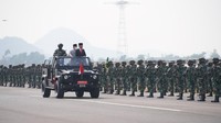 Jokowi dan Prabowo saat melakukan pemeriksaan pasukan Komcad.