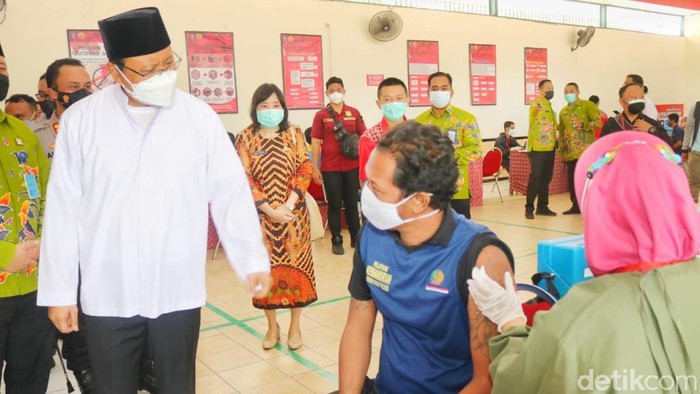 Satgas COVID-19 Kota Pasuruan menggenjot vaksinasi lansia agar segera mencapai target 60 persen. Saat ini vaksinasi lansia sudah 58,8 persen.
