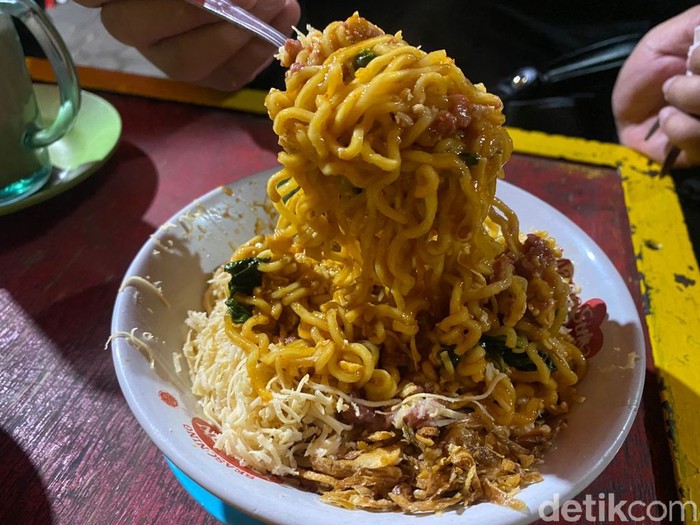 Wajib Coba! Indomie Goreng Nyemek Paling Laris di Bogor Buatan Warkop Tampomas