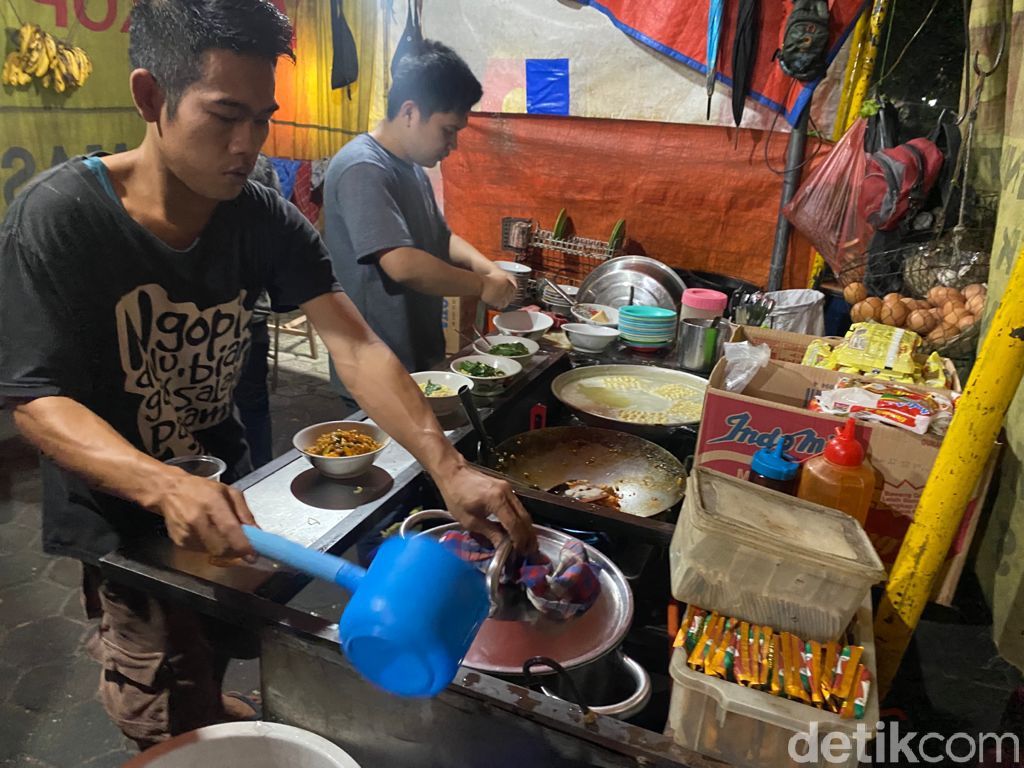 Wajib Coba! Indomie Goreng Nyemek Paling Laris di Bogor Buatan Warkop Tampomas