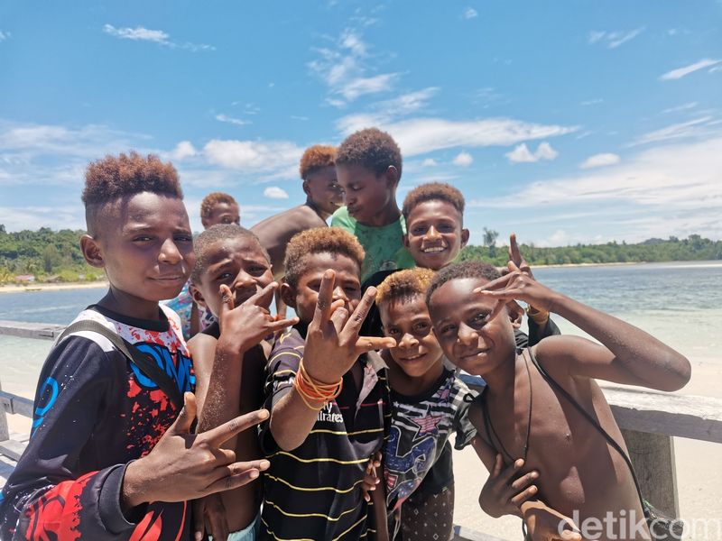Warga di Iseren, Teluk Wondama, Papua Barat