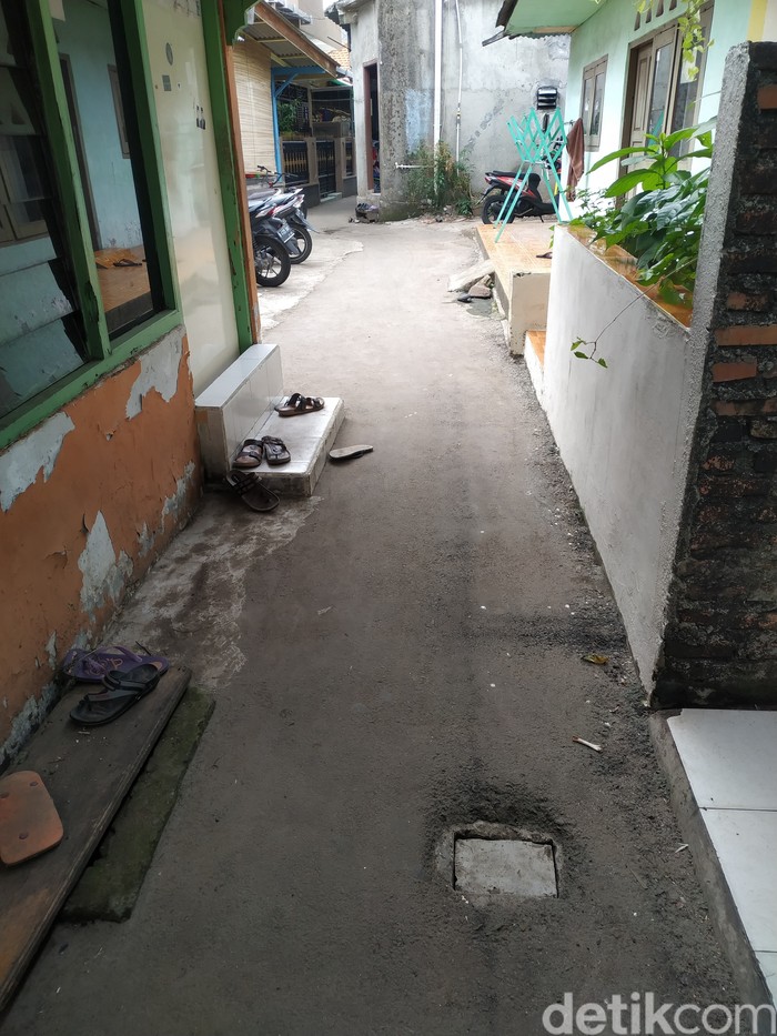 Warga di permukiman Jl Anggrek Neli Murni 2A, Blok C, Kemanggisan, Palmerah, Jakarta Barat meminta drainase memadai untuk menangkal banjir dan genangan. 6 Oktober 2021.(Athika Rahma/detikcom)