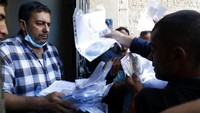 Puluhan ribu warga Palestina berbaris di luar kamar dagang di Jalur Gaza berharap mendapatkan izin untuk bekerja di wilayah Israel.  