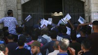 Warga Palestina berebut pekerjaan di wilayah Israel karena upah yang lebih tinggi.  