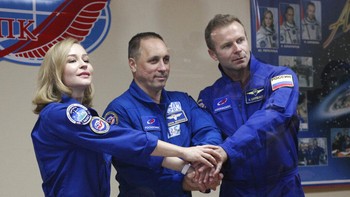 Proyek film ini telah diumumkan tahun lalu oleh Roscosmos yang menggandeng stasiun televisi Channel One dan studio film Yellow, Black and White. Proyek ini membuka kompetisi pada November 2020 untuk mencari aktris yang tertarik untuk membintangi film ini. Foto: Associated Press