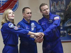 Sosok Aktris Cantik Rusia Berbakat yang Syuting di Antariksa