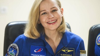 Mei silam, badan antariksa Rusia Roscosmos akhirnya memilih seorang aktris untuk syuting film di luar angkasa. Aktris tersebut telah lolos pemeriksaan kesehatan untuk diterbangkan ke International Space Station (ISS) pada bulan Oktober mendatang. Dia adalah Yulia Peresild. Foto: Associated Press